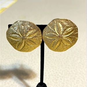 Vintage Dauplaise brushed gold tone sand dollar earrings screw clip (630)